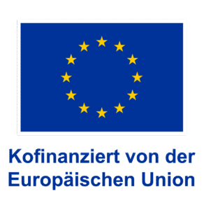 Kofinanziert von der Europäischen Union Flagge der Europäischen Union mit zwölf gelben Sternen in einem Kreis auf blauem Grund über dem Text 'Kofinanziert von der Europäischen Union' in blauer Schrift.