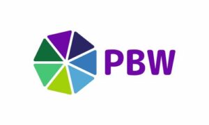 Logo PBW klein Farbiges Logo mit einem achteckigen, segmentierten Symbol in Grün-, Blau- und Violetttönen neben dem Schriftzug 'PBW '.